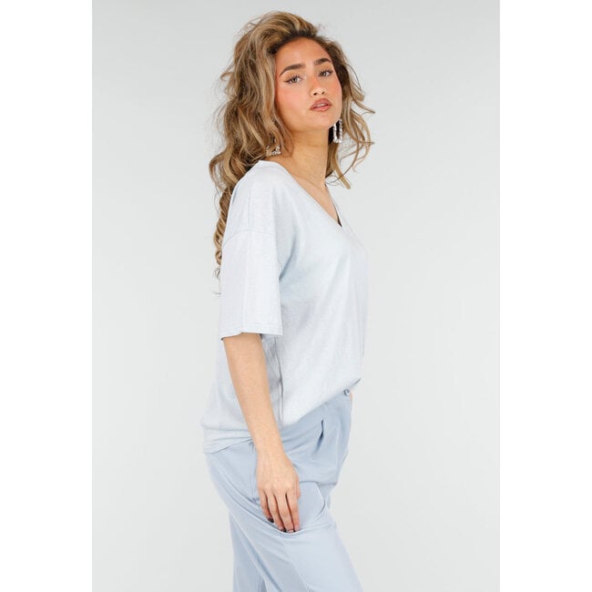 Hellblaues Baumwoll-T-Shirt mit V-Ausschnitt