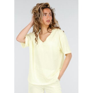 Buttergelbes T-Shirt mit V-Ausschnitt