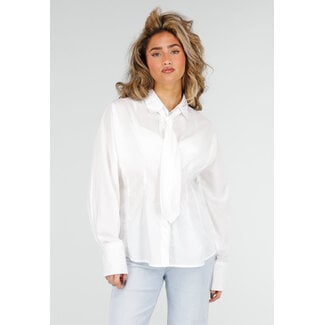 Weiße Bluse mit Krawatte