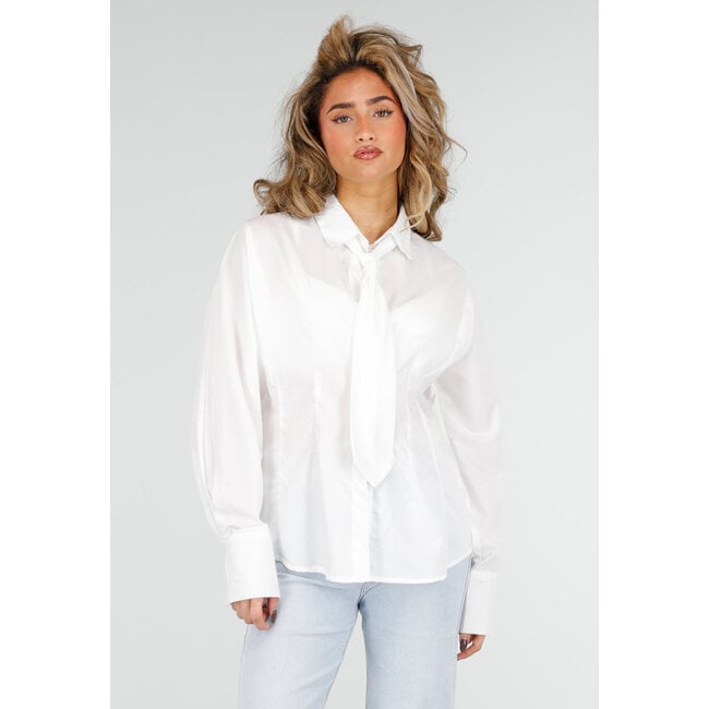 Weiße Bluse mit Krawatte und langen Ärmeln
