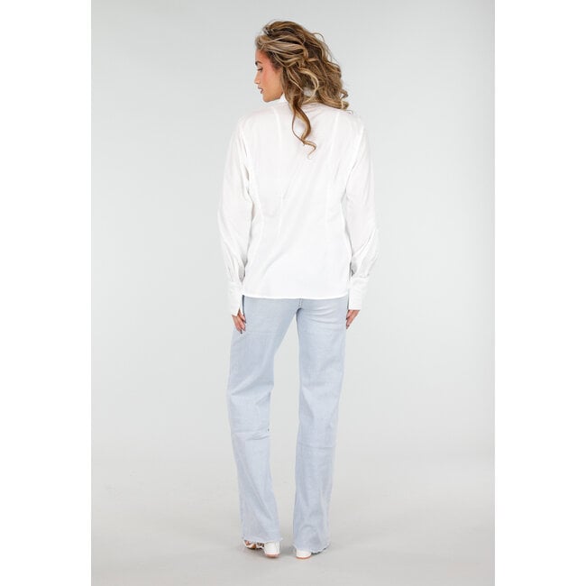 Weiße Bluse mit Krawatte und langen Ärmeln