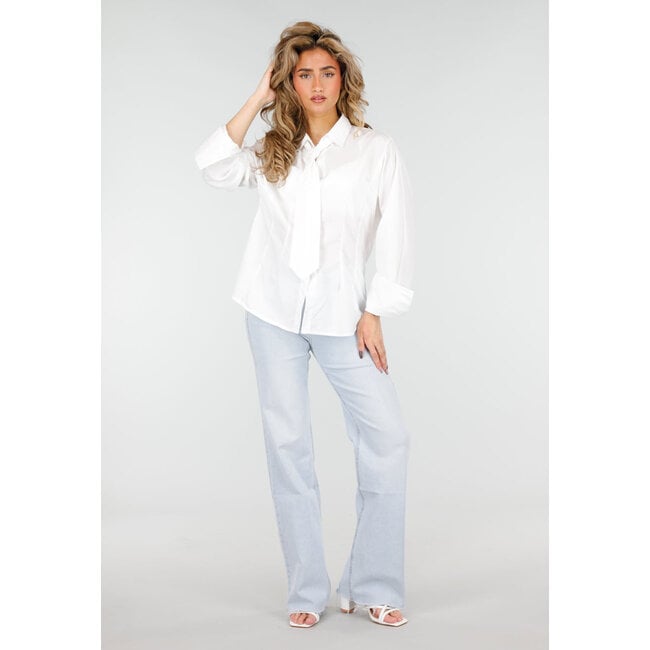 Weiße Bluse mit Krawatte und langen Ärmeln