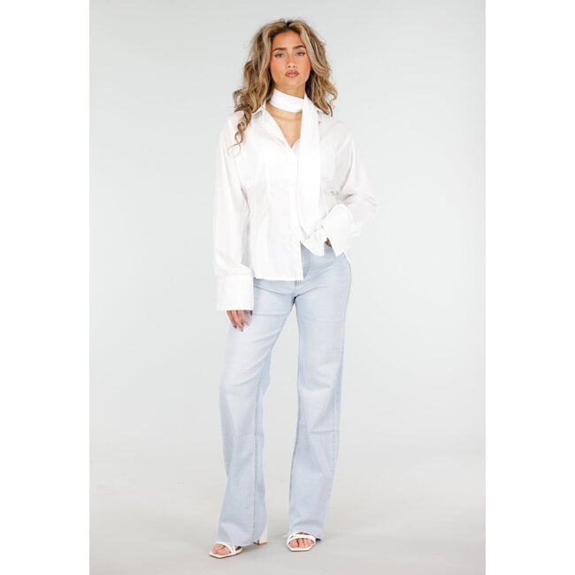 Weiße Bluse mit Krawatte und langen Ärmeln