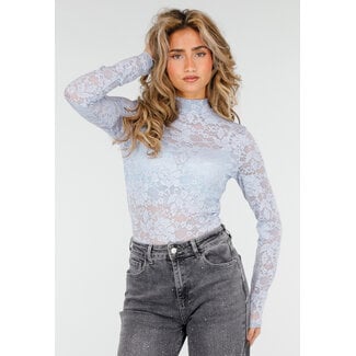 Hellblaues Spitzen-Oberteil mit Kragen