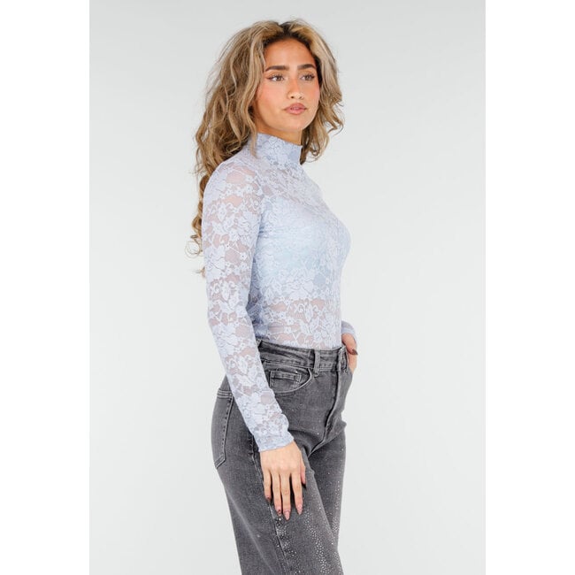 Hellblaues Spitzen-Oberteil mit Kragen