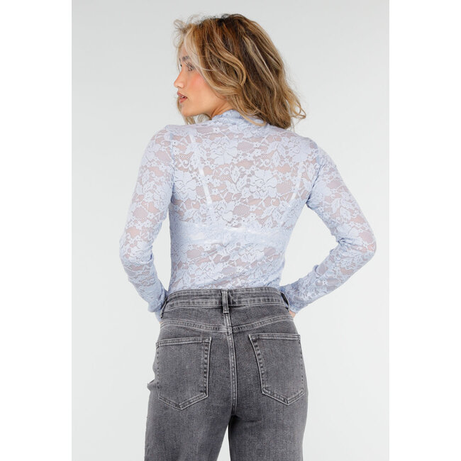 Hellblaues Spitzen-Oberteil mit Kragen