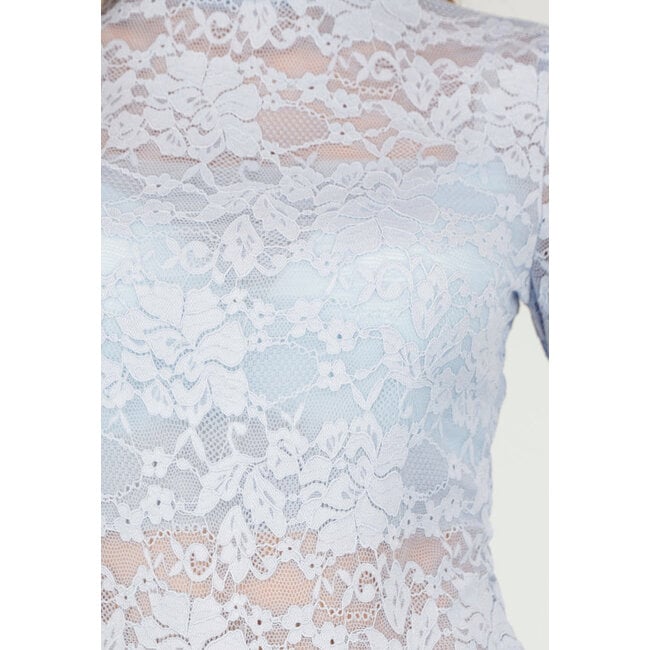 Hellblaues Spitzen-Oberteil mit Kragen