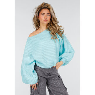 Türkisfarbener Pullover mit weiten Ärmeln