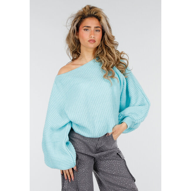 Türkisfarbener Pullover mit weiten Ärmeln