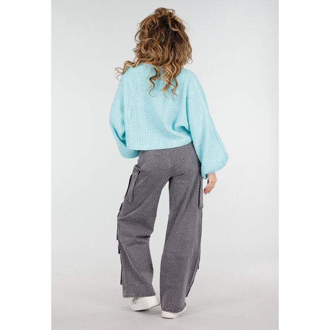 Türkisfarbener Pullover mit weiten Ärmeln