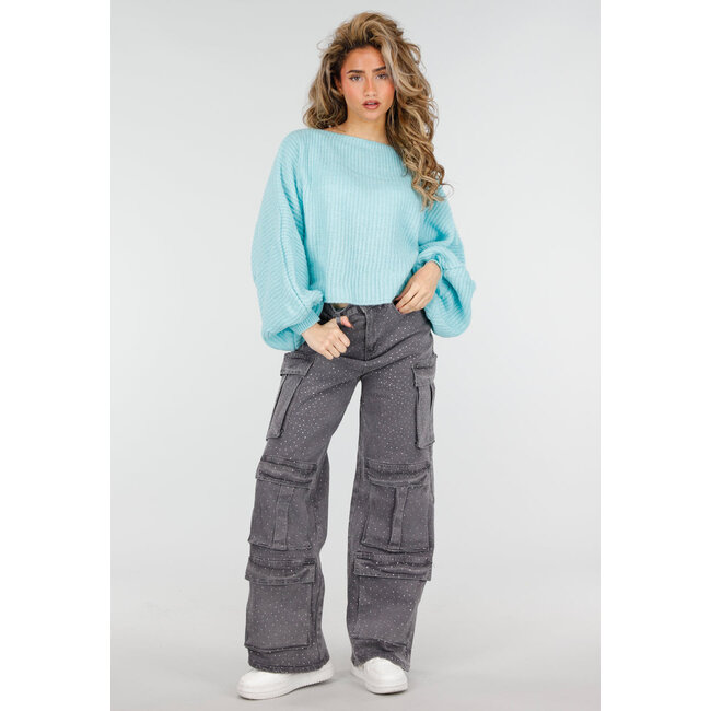 Türkisfarbener Pullover mit weiten Ärmeln