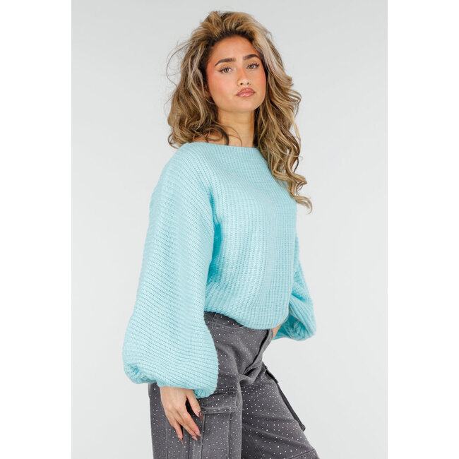 Türkisfarbener Pullover mit weiten Ärmeln