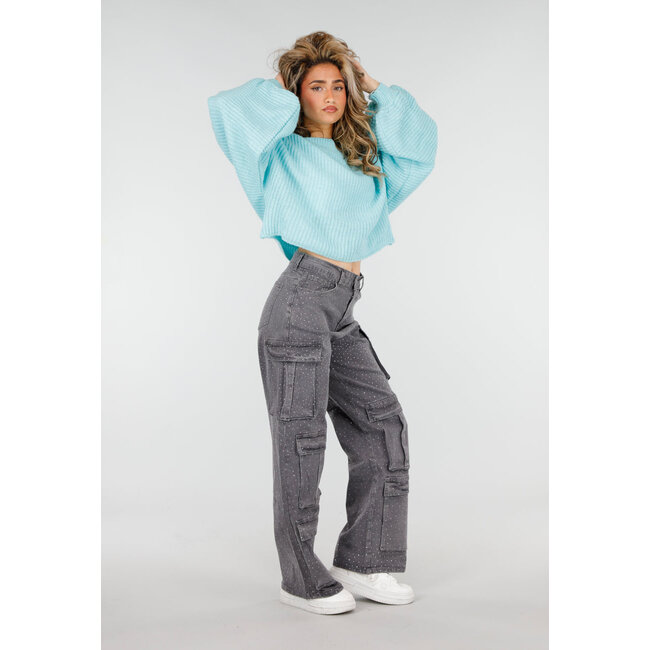 Türkisfarbener Pullover mit weiten Ärmeln