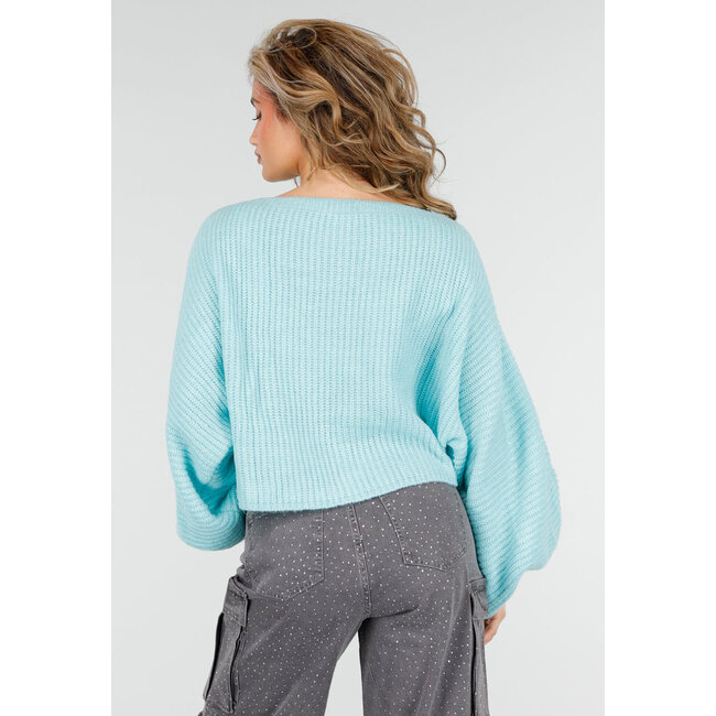 Türkisfarbener Pullover mit weiten Ärmeln