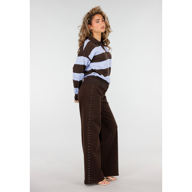 Braun und hellblau gestreifter Polo-Pullover mit V-Ausschnitt