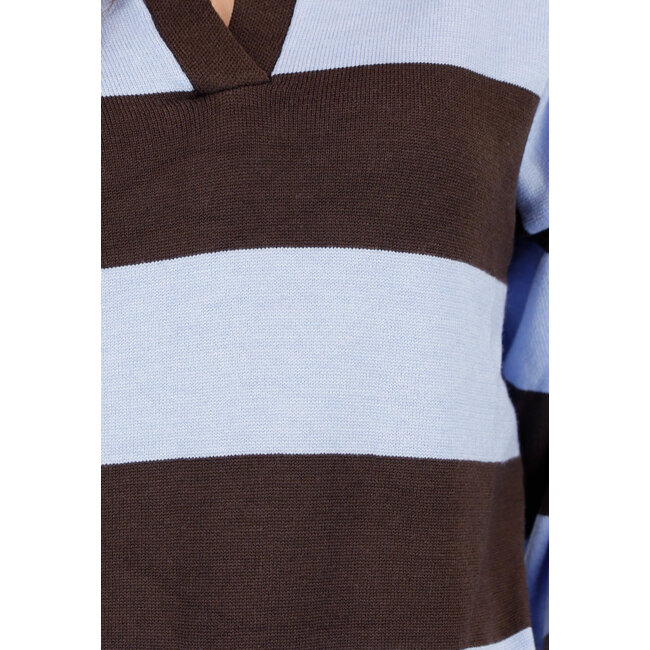 Braun und hellblau gestreifter Polo-Pullover mit V-Ausschnitt