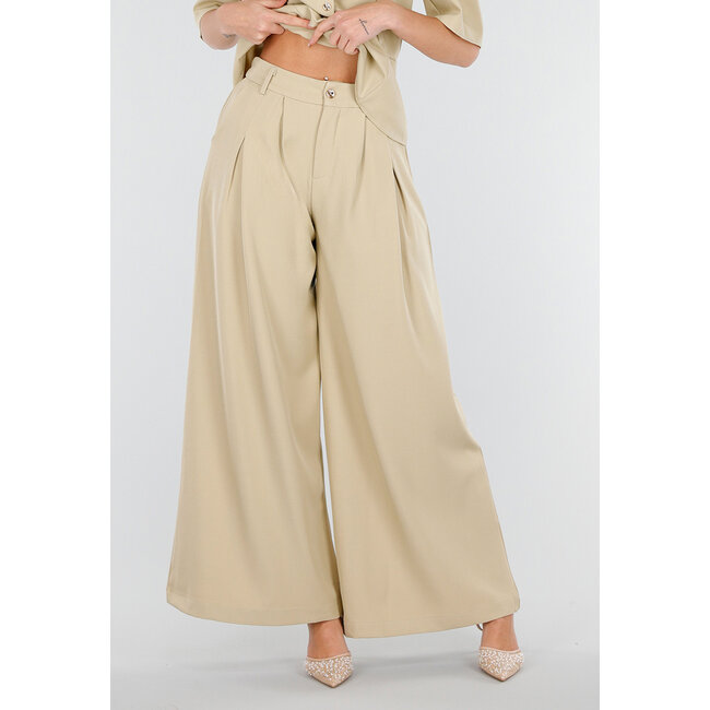 Beigefarbene Hose mit weitem Bein und Falten