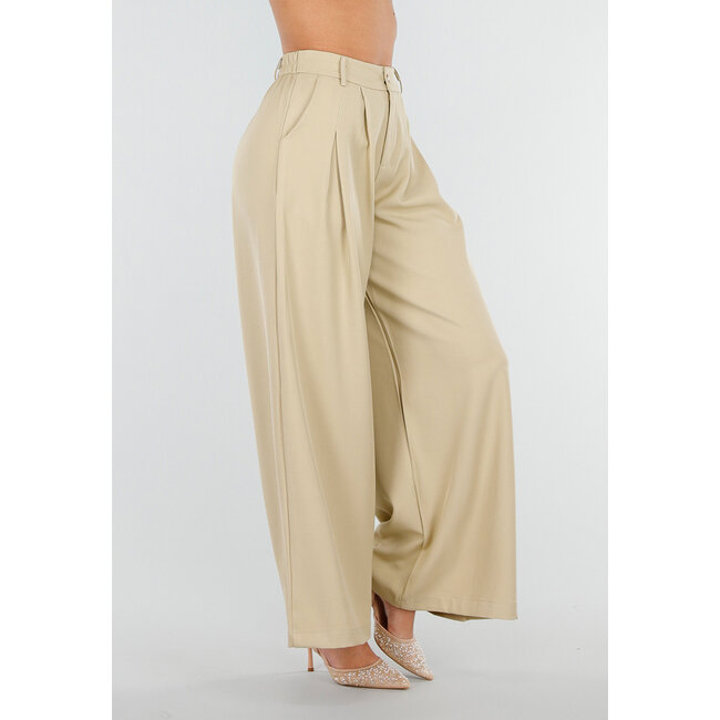 Beigefarbene Hose mit weitem Bein, Falten und Stretchanteil