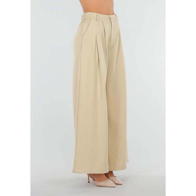Beigefarbene Hose mit weitem Bein, Falten und Stretchanteil