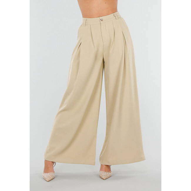 Beigefarbene Hose mit weitem Bein, Falten und Stretchanteil