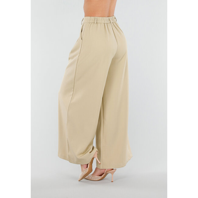 Beigefarbene Hose mit weitem Bein, Falten und Stretchanteil