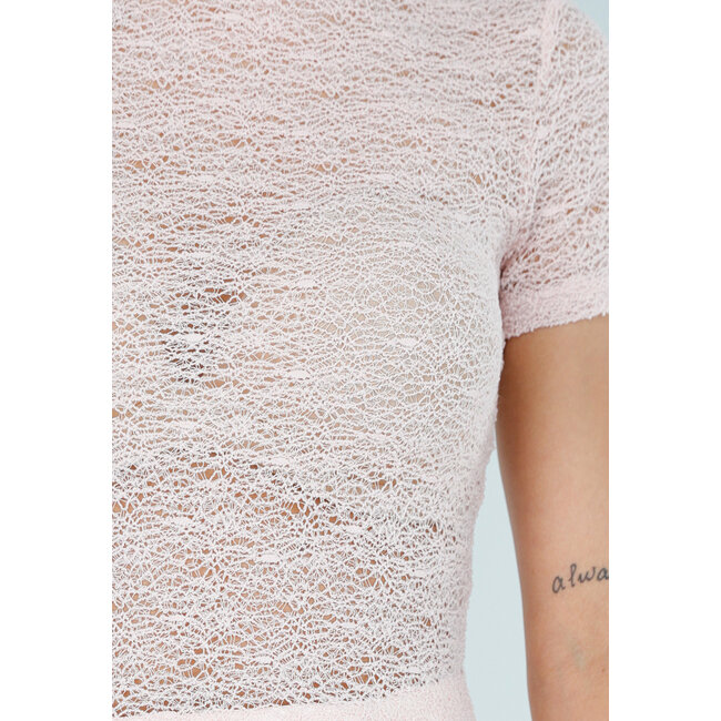 Hellrosa gehäkeltes Stretch-Oberteil mit Rollkragen und kurzen Ärmeln