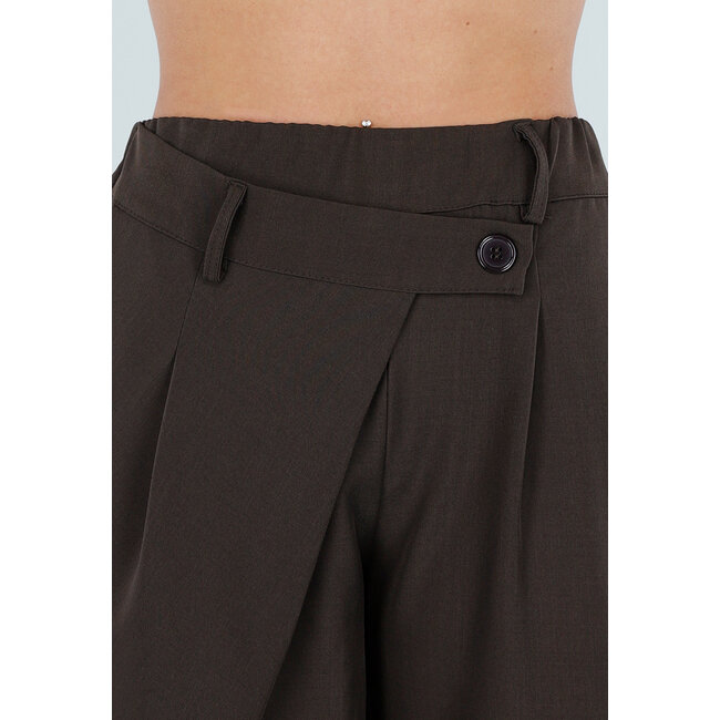 Braune Barrel-Hose mit Falten