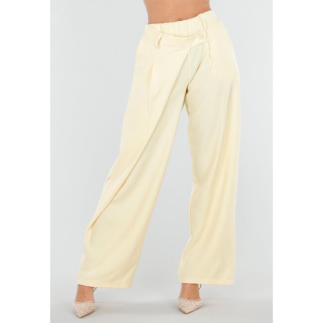 Buttergelbe Barrel-Hose mit Falten