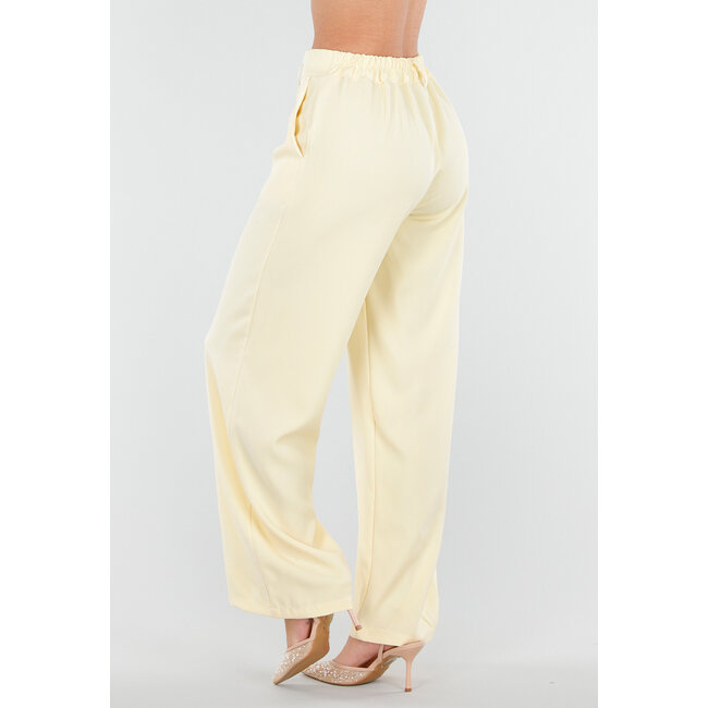 Buttergelbe Barrel-Hose mit Falten