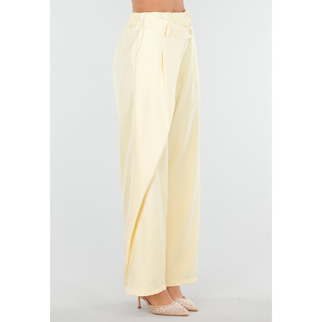 Buttergelbe Barrel-Hose mit Falten