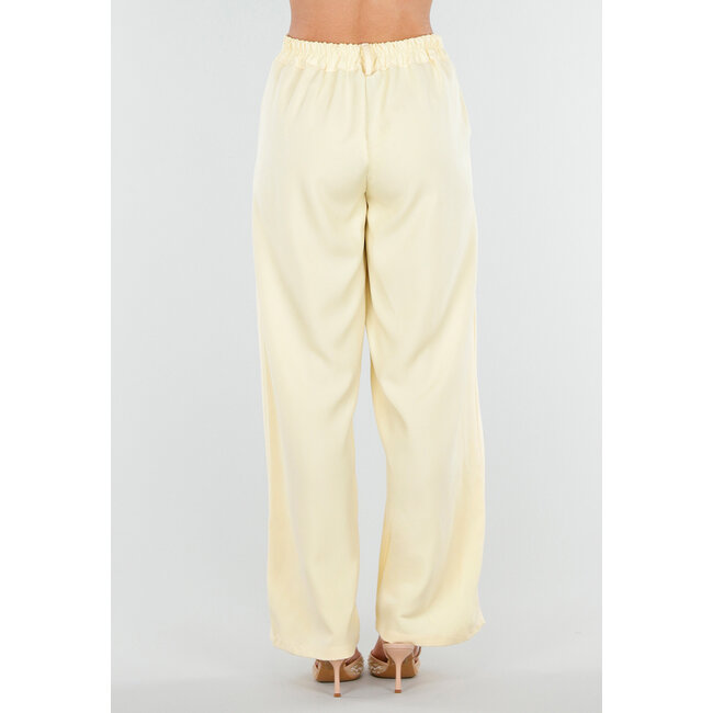 Buttergelbe Barrel-Hose mit Falten