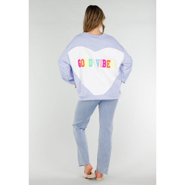 Blauer Pullover mit Good Vibes-Aufdruck auf dem Rücken