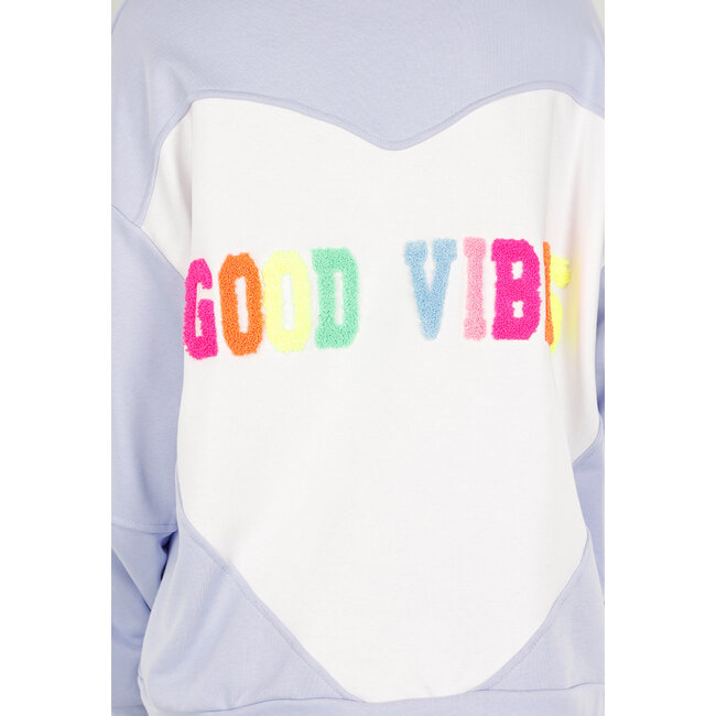 Blauer Pullover mit Good Vibes-Aufdruck auf dem Rücken
