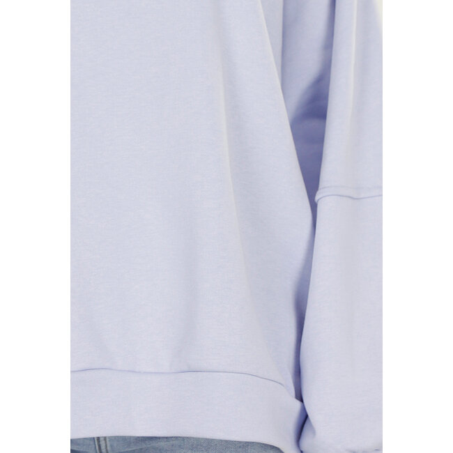 Blauer Pullover mit Good Vibes-Aufdruck auf dem Rücken