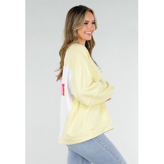 Gelber Pullover mit Good Vibes-Aufdruck