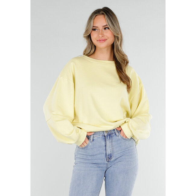 Gelber Pullover mit Good Vibes-Aufdruck auf dem Rücken