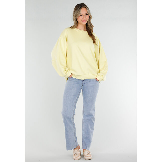 Gelber Pullover mit Good Vibes-Aufdruck auf dem Rücken