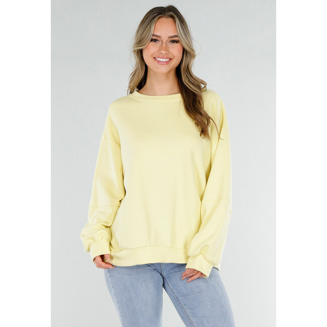 Gelber Pullover mit Good Vibes-Aufdruck auf dem Rücken