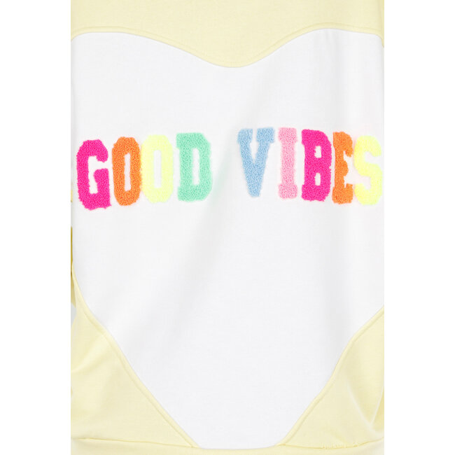Gelber Pullover mit Good Vibes-Aufdruck auf dem Rücken