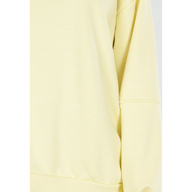 Gelber Pullover mit Good Vibes-Aufdruck auf dem Rücken