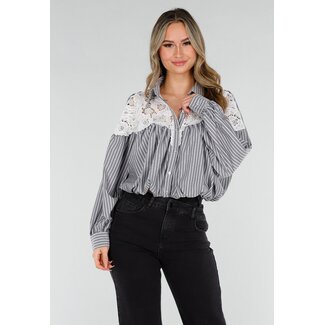 Schwarz gestreifte Bluse mit Spitze