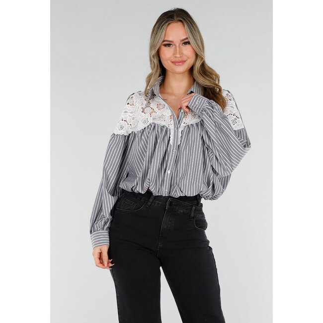 Schwarze gestreifte Bluse mit Spitze und Strassknöpfen