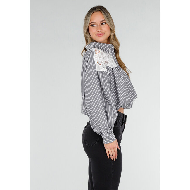 Schwarze gestreifte Bluse mit Spitze und Strassknöpfen
