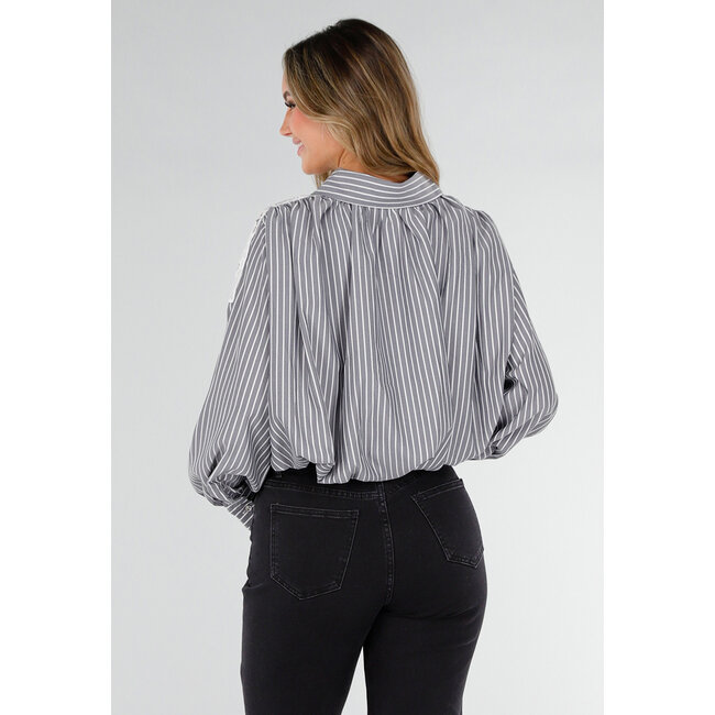 Schwarze gestreifte Bluse mit Spitze und Strassknöpfen