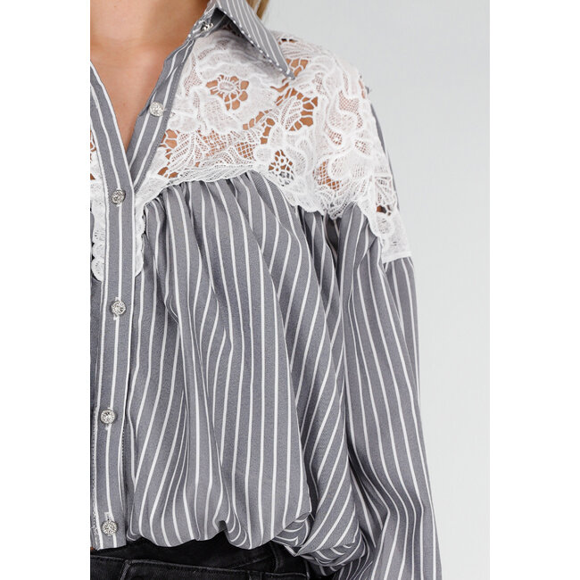 Schwarze gestreifte Bluse mit Spitze und Strassknöpfen