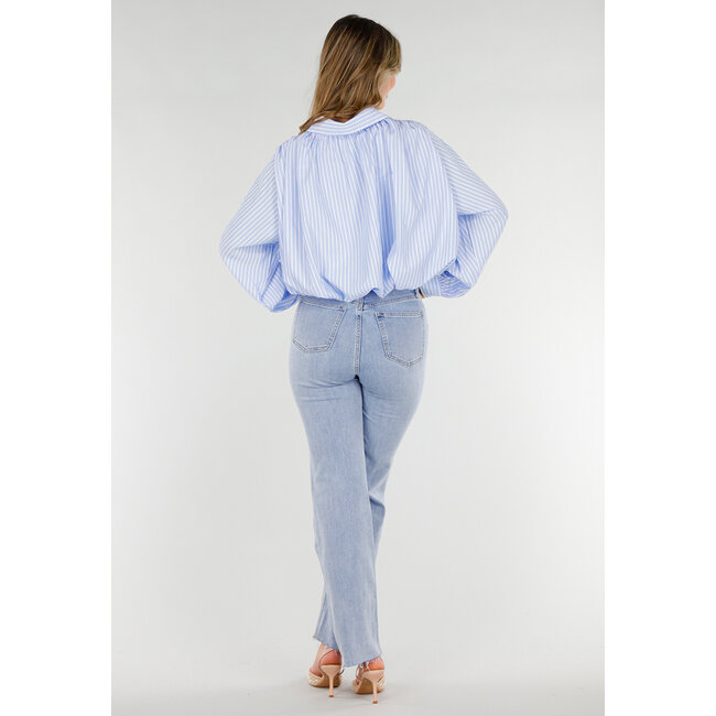 Blau gestreifte Bluse mit Spitze und Strassknöpfen