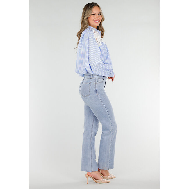 Blau gestreifte Bluse mit Spitze und Strassknöpfen