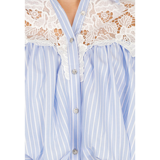 Blau gestreifte Bluse mit Spitze und Strassknöpfen