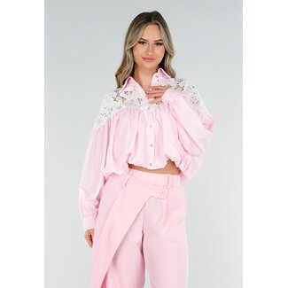 Rosa Bluse mit Spitze und Streifen