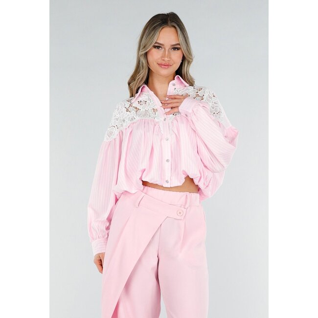 Pink gestreifte, kurz geschnittene Bluse mit Spitze